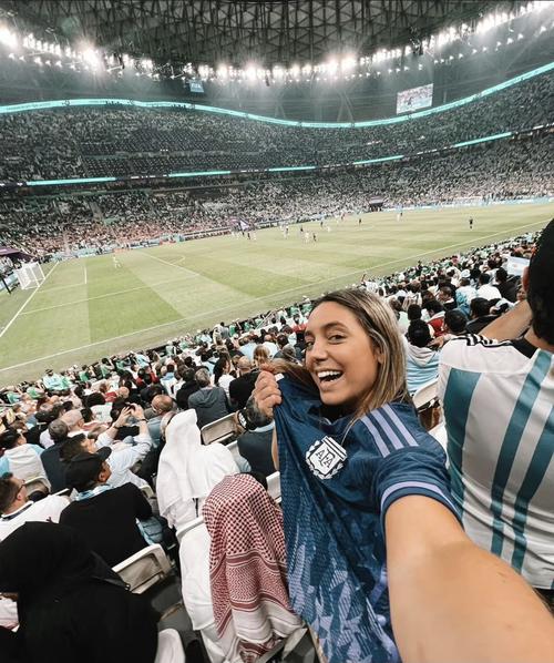 阿根廷女球迷球场示爱梅西图片